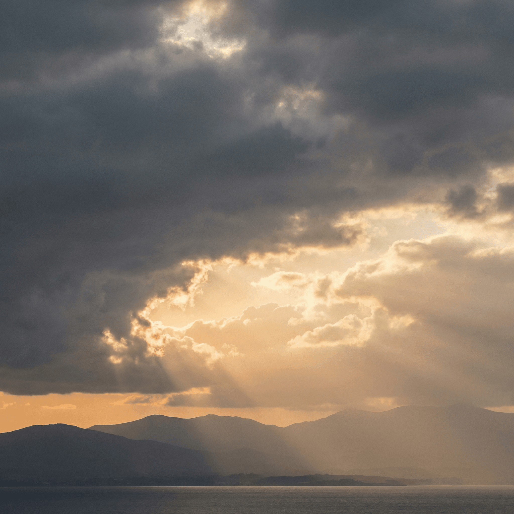 解決策の提示:雲の間から光が差し込み晴れていく様子