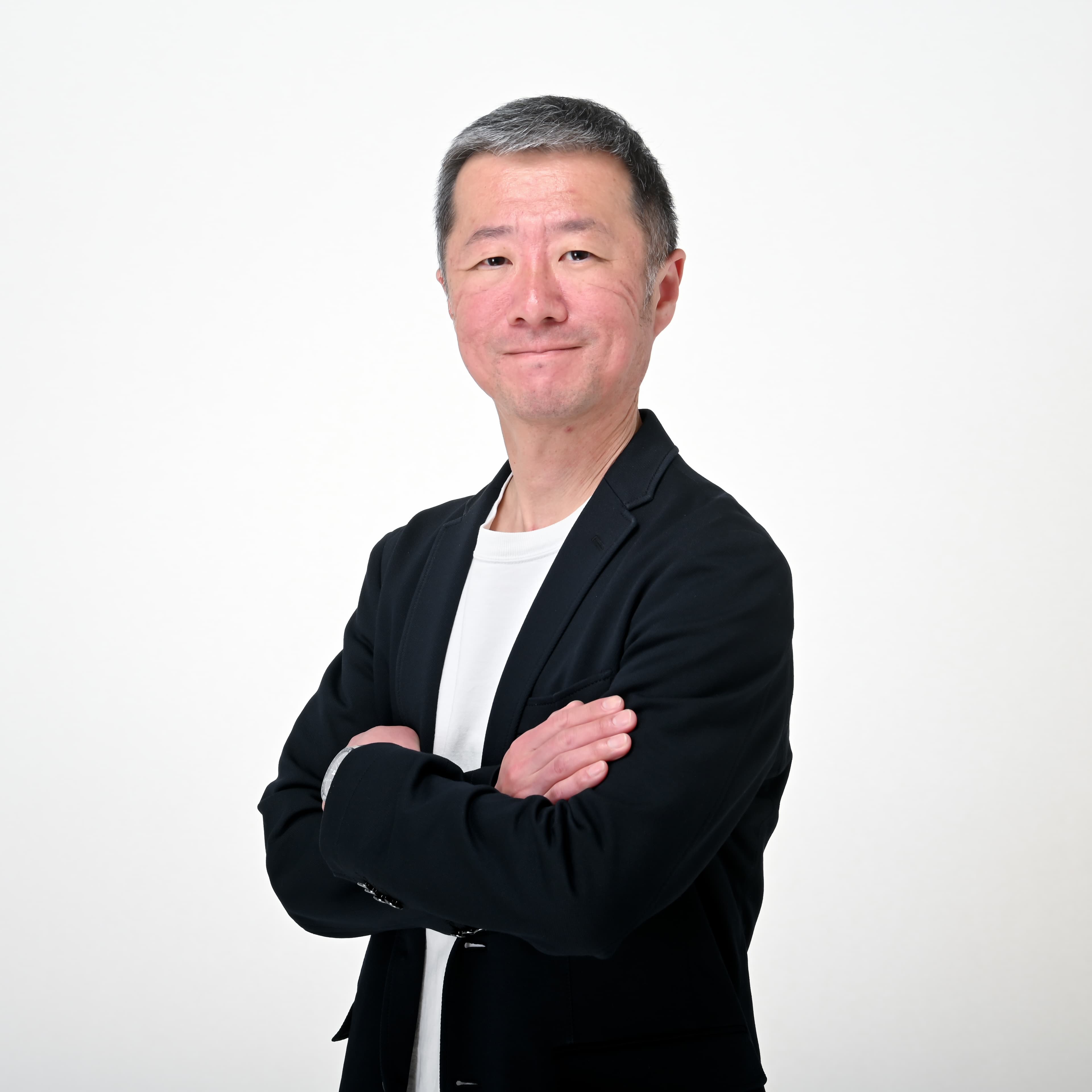 誠実さと親しみやすさが伝わる、少し微笑んだ代表の顔写真